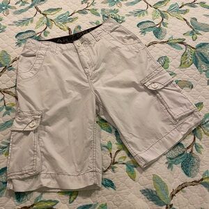 ARIZONA JEAN CO. Cargo Shorts -- Off-White Color. Excellent Condition.